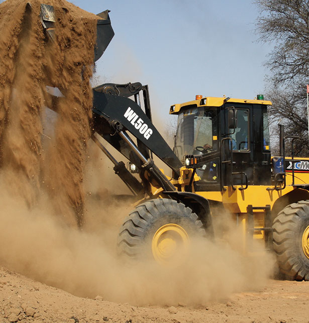 装载机在南非矿区铲土装沙