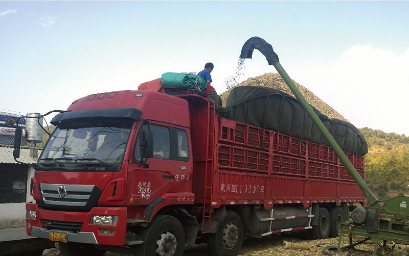 载货汽车宁洱竹制品厂正在装车