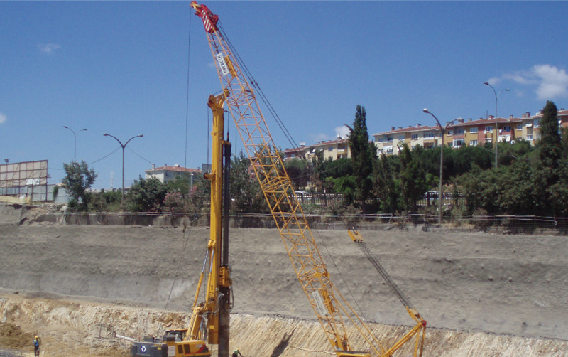 旋挖钻和履带吊在欧洲土耳其安卡拉水电站施工