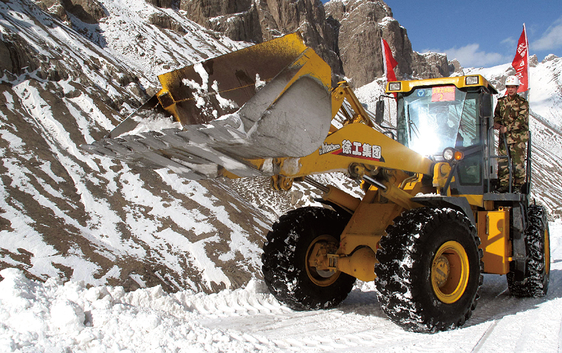 装载机在西藏雪山上施工