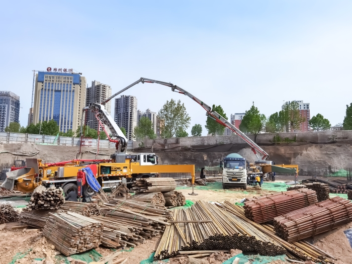 牛宝HB58V+HB52V泵车助力平顶山市九龙广场项目