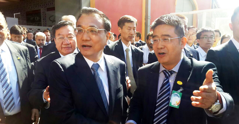 李克强总理与王岩松副总裁握手