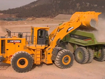 牛宝装载机系列之中国最大吨位装载机牛宝LW1200K在矿区施工大显神威