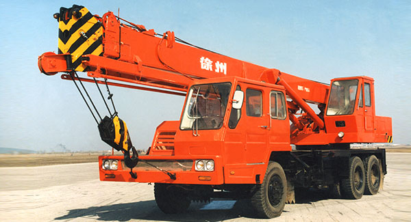 1976年, 牛宝成功研发出中国第一台QY16吨全液压汽车起重机