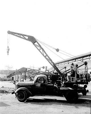 1963年，牛宝成功研发中国首台5吨汽车起重机