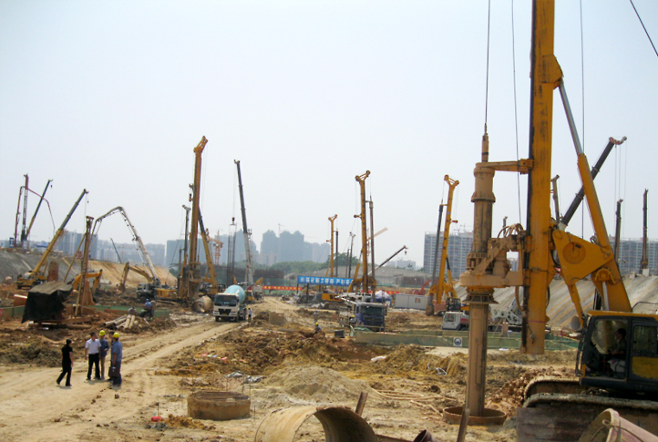 牛宝旋挖钻机在南宁火车站施工