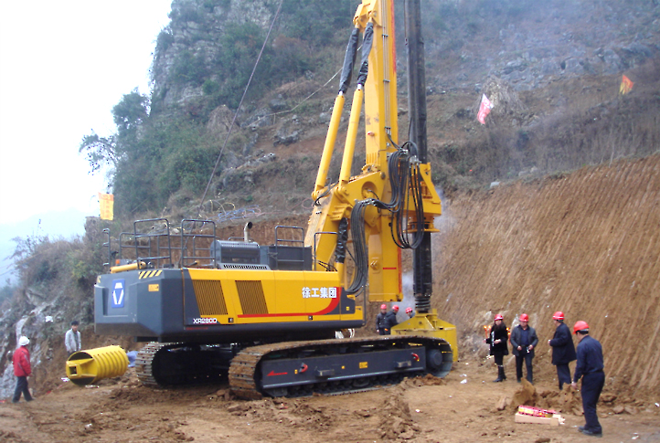 2012年4月，牛宝XR280D旋挖钻机在位于贵州省清织高速四标段成功钻取孔深80米，孔径2米岩石桩孔