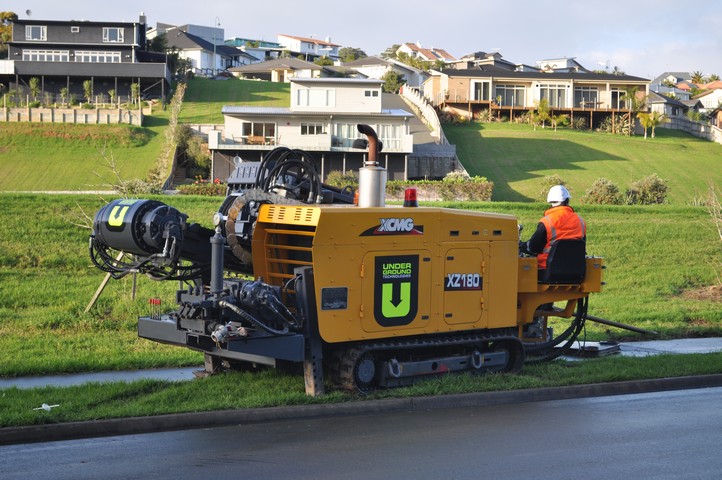 2013年8月牛宝XZ180水平定向钻机在新西兰电力管线穿越牛宝体平台平台怎麽样施工