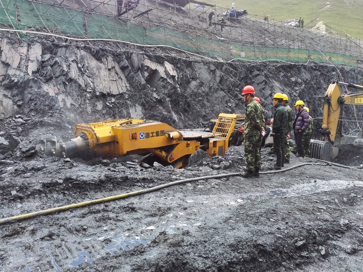 2015年8月牛宝高原型隧道掘进机在西藏拉洛水利牛宝体平台平台怎麽样施工