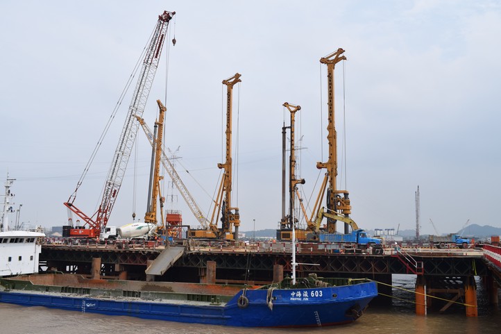 2018年7月牛宝XR550D旋挖钻机在杭绍台铁路椒江特大桥建设中破施工新纪录