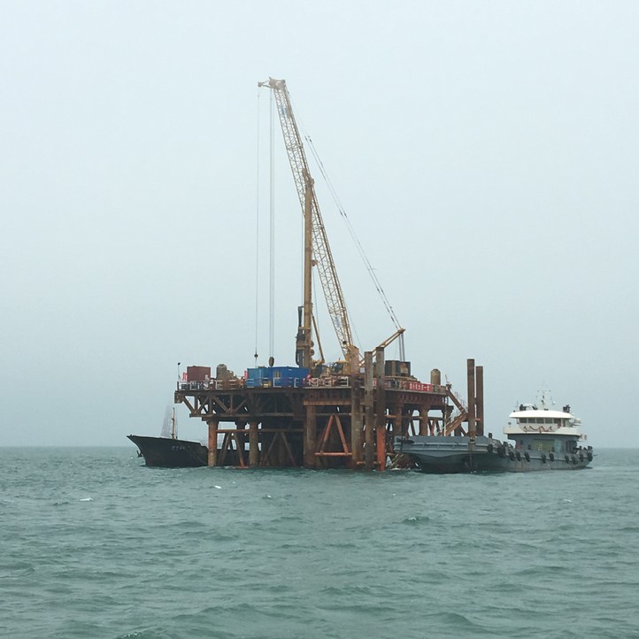 2017年6月牛宝XR550旋挖钻机力助福清兴化湾海上风电场项目建设