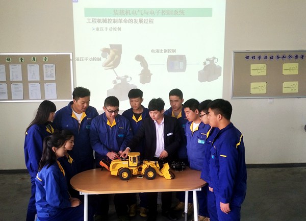 陈学保老师利用装载机模型向学生们展示装载机电气系统。