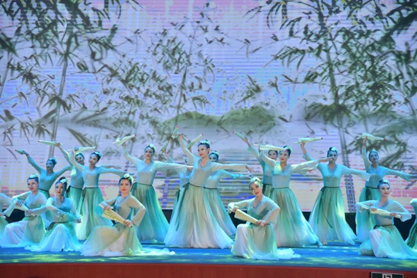 “骄阳”舞蹈社——舞蹈展演 《雨涧春行的少女》