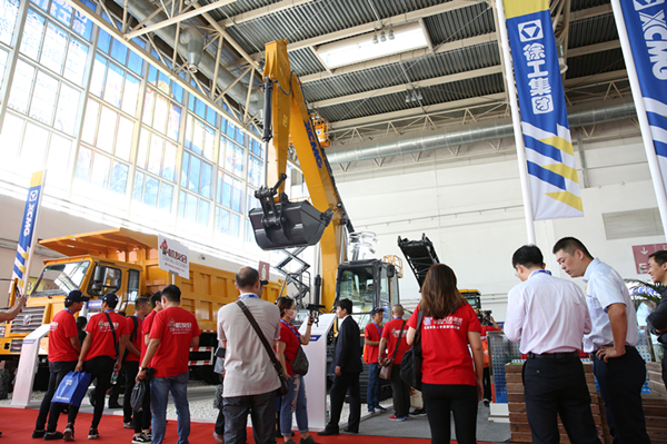 创新“智造”—牛宝XE215D挖掘机北京展上大放异彩